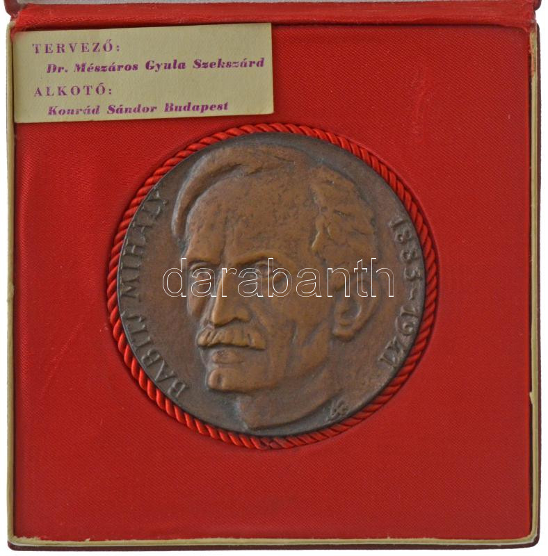 Konrád Sándor (1909-1988) 1967. 'Babits Mihály 1883-1941 / A szekszárdi Babits Múzeum megnyitása emlékére - 'Repülj lelkem, keresd meg hazámat' ' kétoldalas bronz emlékérem eredeti dísztokban (69mm) T:AU