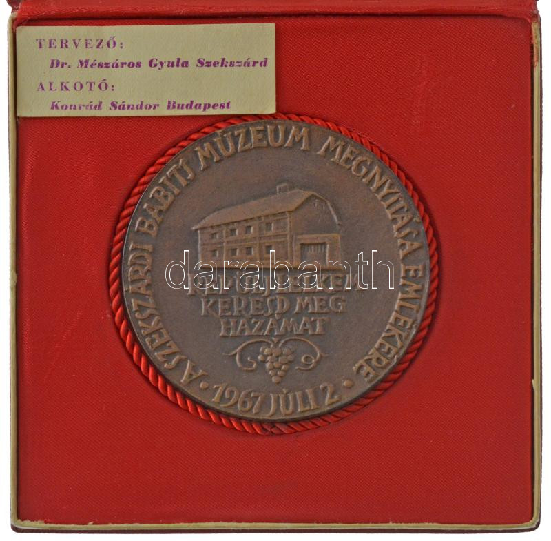 Konrád Sándor (1909-1988) 1967. 'Babits Mihály 1883-1941 / A szekszárdi Babits Múzeum megnyitása emlékére - 'Repülj lelkem, keresd meg hazámat' ' kétoldalas bronz emlékérem eredeti dísztokban (69mm) T:AU - Image 2