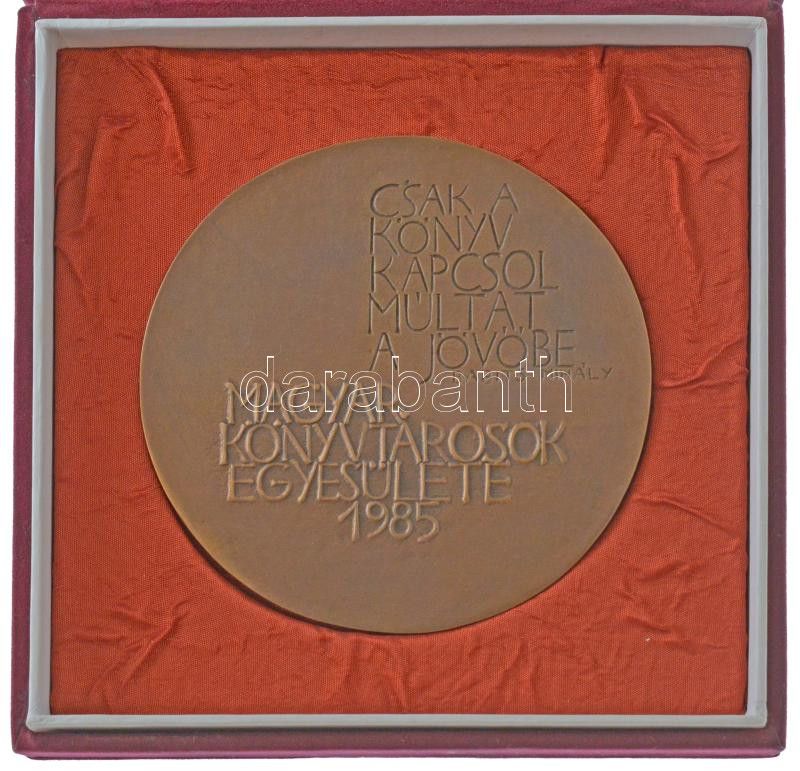 Ligeti Erika (1934-2004) 1985.'Magyar Könyvtárosok Egyesülete - 'Csak a könyv kapcsol múltat a jövőbe' - Babits Mihály' kétoldalas bronz emlékérem eredeti, bársonyborítású dísztokban (87mm) T:UNC - Image 2