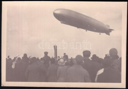1931 Budapest, Zeppelin leszállásra készül, fotó, 7×10 cm