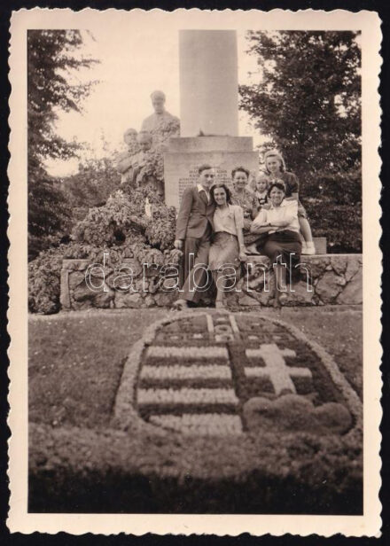 cca 1941 Tatabánya, katonai emlékmű magyar címerrel, fotó, hátoldalon albumba ragasztás nyomaival, 8,5×6 cm