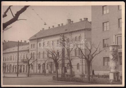 cca 1942 Szolnok, utcakép, hátoldalon albumba ragasztás nyomaival, 6,5×9,5 cm