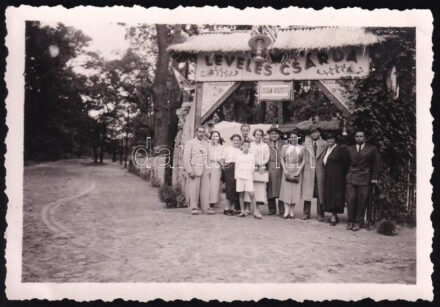 1937 Debrecen, Leveles Csárda bejárata vendégekkel, fotó, 6×9 cm
