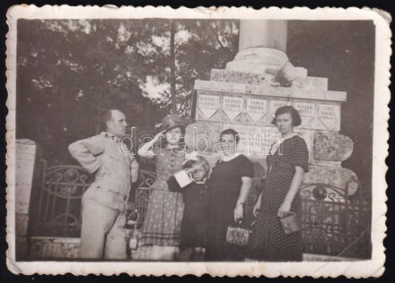 cca 1940 Székesfehérvár, Haleszi felkelés katonai emlékműve előtt tisztelgő családtagok, fotó, sarkain törésnyomok, 6×8,5 cm