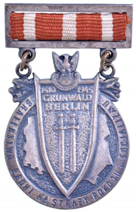 Lengyelország 1945. 'Lengyel Bajtársi érem' ezüstözött Br kitüntetés szalagon T:2 Poland 1945. 'Polish Brotherhood of Arms' silver plated medal with ribbon C:XF