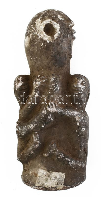 Kissi kőfaragás. Sírfigura, korának megfelelő állapotban, Guinea, 16-19. század ?. m: 35 cm. A nyugat-afrikai Sierra Leonéban élő Kissi törzs tagjai általában úgy tartják, hogy egy ősi szellemet, az élők és az istenek