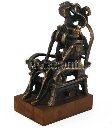 Berczeller Rudolf Rezső (1912 - 1992): Fotelben ülő. Bronz, jelzés nélkül. m: 18 cm. '1927-1931: Iparrajziskola; 1931-1932: Magyar Képzőművészeti Főiskola, mestere Vaszary János. 1971-től kezdve rendszeresen részt vett a pécsi