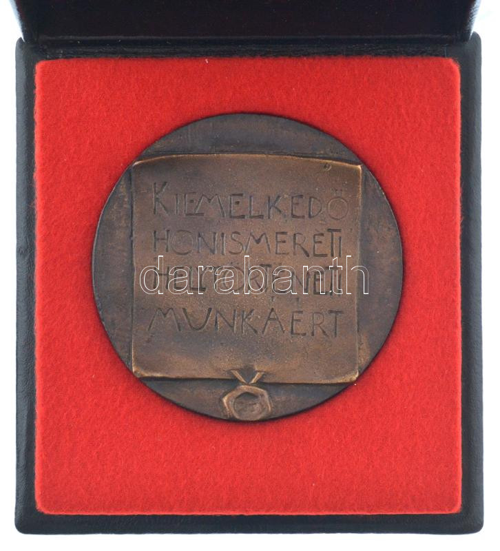 Asszonyi Tamás (1942-) ~1975. 'Márki Sándor Emlékére / Kiemelkedő Honismereti Helytörténeti Munkáért' (Márki Sándor, történetíró egyetemi tanár) kétoldalas, öntött bronz emlékérem, eredeti dísztokban (78mm) T:AU - Image 2