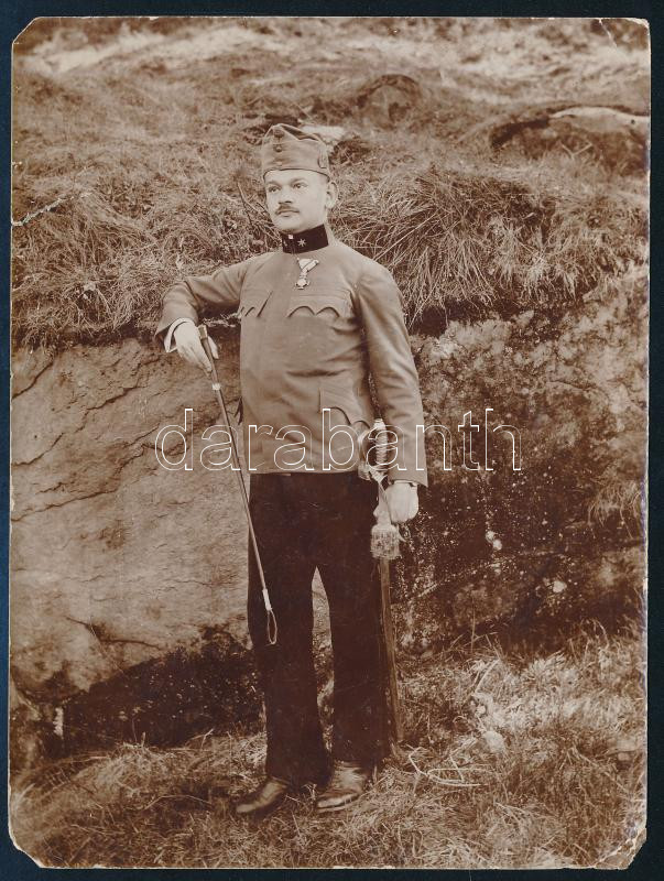 1916 Monarchiás katona egyenruhában karddal, ezüst érdemkereszttel és sapkajelvénnyel, sarkain sérülések, 12×9 cm