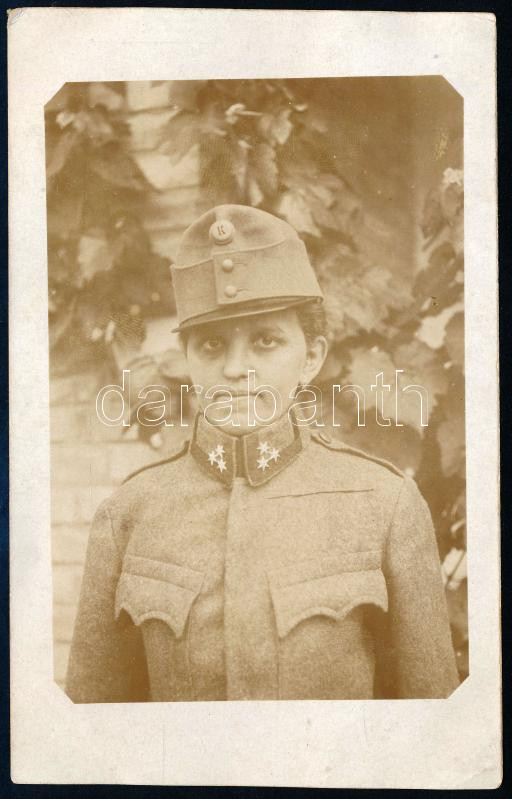 cca 1918 Monarchiás egyenruhába öltözött lány, elküldött fotólap, 13,5×8,5 cm