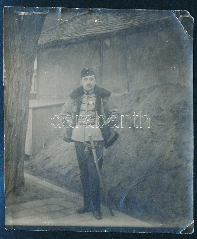 cca 1918 Monarchiás huszár katona mentében, karddal, kitüntetésekkel, fotó felületén törésnyomok, 10×8 cm