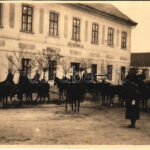 Pilisvörösvár, Községháza, katonák lovon. photo