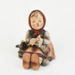 Hummel Goebel figura, kötögető kislány, kézzel festett fajansz, jelzett, hibátlan, m: 9 cm