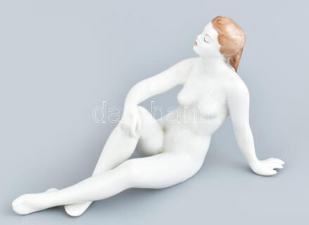 Hollóházi porcelán ülő akt, kézzel festett, jelzett hibátlan 21x11 cm