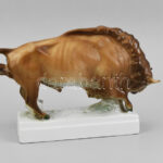 Zsolnay bölény, kézzel festett, lába sérült, jelzett, m: 14,5 cm, h: 23 cm Tervező: Sinkó András