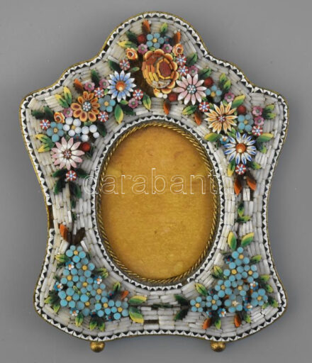Antik Murano mikromozaikos képkeret, 1900 körül, pár mozaik hiány, fotó méret: 4,5x3, teljes méret, 10x8 cm, jelzés nélkül. 'Az olasz mozaikok a 18. század végére visszanyúló művészeti forma, amely először az építészetben