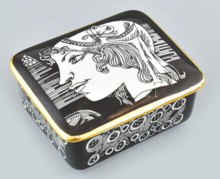 Hollóházi Szász Endre által tervezett porcelán doboz. Matricás, jelzett, kis kopásokkal. 9x7,5 cm
