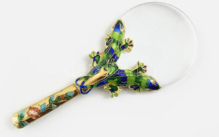 Zománcdíszes nagyító. Aranyozott tűzzománc díszítésű asztali nagyító, cloisonne technikával megformált négy sok szinű gekkó tartja a hibátlanul csiszolt 7 cm átmérőjű lencsét,virágdíszes aranyozott fogóval, újszerű