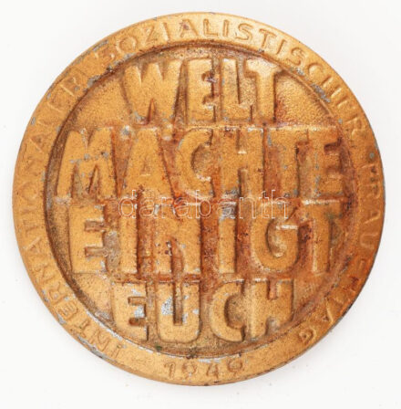 1949 'Weltmächte einigt Euch - Internationaler Sozialistischer Frauentag', német Nemzetközi Szocialista Nőnap fém kitűző, d: 37 mm