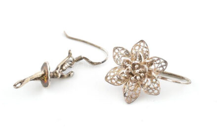 2 db különféle ezüst (Ag) fülbevaló, balerina és filigrán tavirózsa, össz. 3,8 g