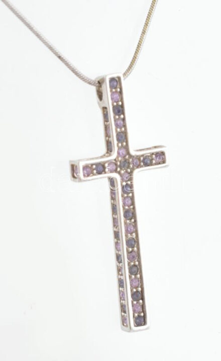 Ezüst (Ag) nyaklánc, apró kőberakásos kereszt medállal. Jelzett, bruttó: 6,6 g, h: 44 cm