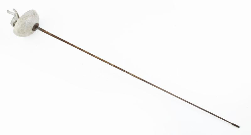 Régi magyar vívótőr, párbajtőr. Jelzett a pengén, korának megfelelő állapotban, h: 108 cm