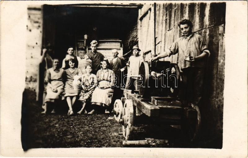 Cséplés, cséplőgép / Hungarian folklore, treshing machine. photo (EK)