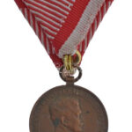 1917. 'Károly Bronz Vitézségi Érem' bronz kitüntetés eredeti mellszalagon. Szign.: Kautsch T:XF Hungary 1917. 'Bronze Gallantry Meda' bronze decoration on original ribbon. Sign.: Kautsch C:XF NMK 310