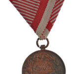 1917. 'Károly Bronz Vitézségi Érem' bronz kitüntetés eredeti mellszalagon. Szign.: Kautsch T:XF Hungary 1917. 'Bronze Gallantry Meda' bronze decoration on original ribbon. Sign.: Kautsch C:XF NMK 310 - Image 2