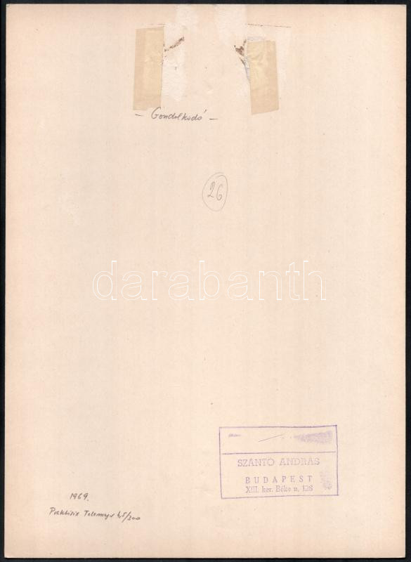 G. Szántó András (1937-2002), Gondolkodó. Fotó, papír, kartonra kasírozva, hátoldalán pecséttel jelzett, 38,5x28 cm - Image 2