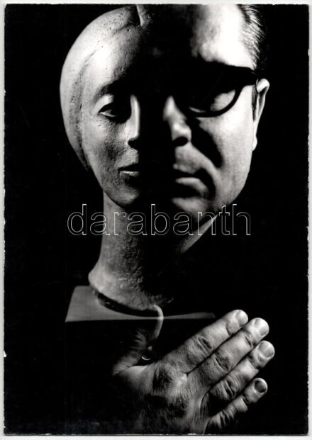 G. Szántó András (1937-2002): Önarckép szoborral. Fotó, papír, kartonra kasírozva, hátoldalán pecséttel jelzett, 39x27,5cm