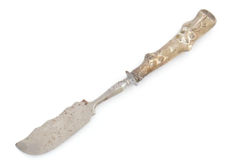 Ezüst(Ag) nyelű sajtkés, jelzés nélkül, pengén rozsdafoltokkal, h: 18,5 cm