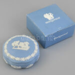 Wedgwood bonbonier, jelzett, kopásokkal, eredeti dobozában, d: 13 cm