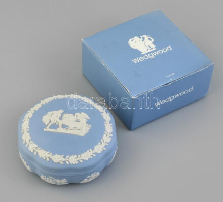 Wedgwood bonbonier, jelzett, kopásokkal, eredeti dobozában, d: 13 cm