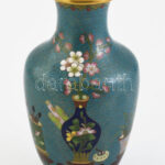 Kínai rekeszzománc (cloisonne) kis váza, kis kopásnyomokkal, m: 23 cm