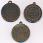 1894. 'Kossuth Lajos / Dicső korszak lánglelkű alkotója' bronz emlékmedál füllel (29mm) + 1902. 'Kossuth Lajos 1802-1902' kétoldalas Cu emlékérem füllel (29mm) + DN 'Kossuth Lajos / Szabadság, egyenlőség, testvériség - 1848' - Image 2