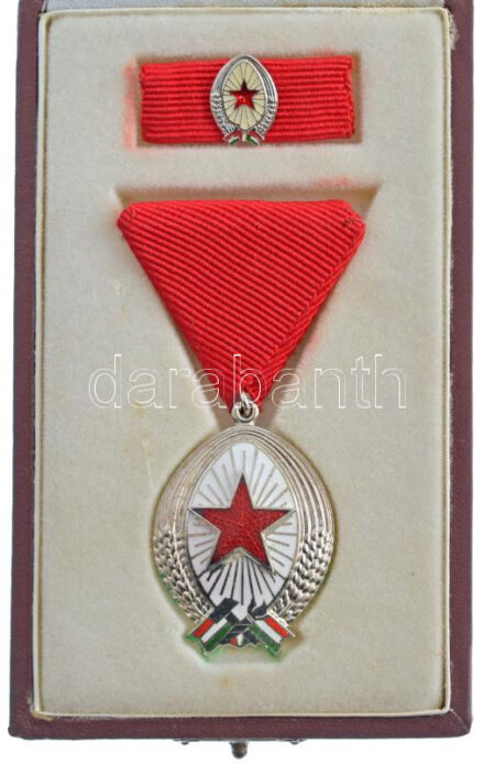 1985. 'Munka Érdemrend' ezüst fokozata, zománcozott, ezüstözött bronz kitüntetés mellszalagon, szalagsávon miniatűrrel, eredeti tokban T:1 patina NMK 600.