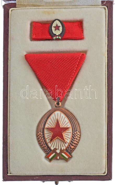 1985. 'Munka Érdemrend' bronz fokozata, zománcozott bronz kitüntetés mellszalagon, miniatűrrel szalagsávon, kopott eredeti tokban T:1 NMK 601.