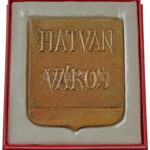 DN 'Hatvan Város' kétoldalas, öntött bronz plakett, előlapon a városi címerrel (105x85mm) T:AU - Image 2