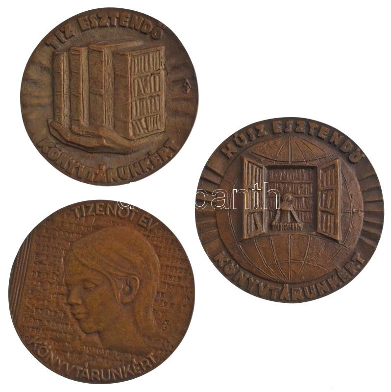 Ács József (1931-) ~1980. 'Tíz esztendő könyvtárunkért' egyoldalas, öntött bronz emlékérem (86mm) + Ács József (1931-) ~1980. 'Tizenöt év könyvtárunkért' egyoldalas, öntött bronz emlékérem (89mm) + ~1980. 'Húsz esztendeő