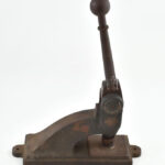 Régi mechanikus prés. Öntöttvas, jelzés nélkül, korának megfelelő, kissé rozsdás állapotban. 31x29x10 cm
