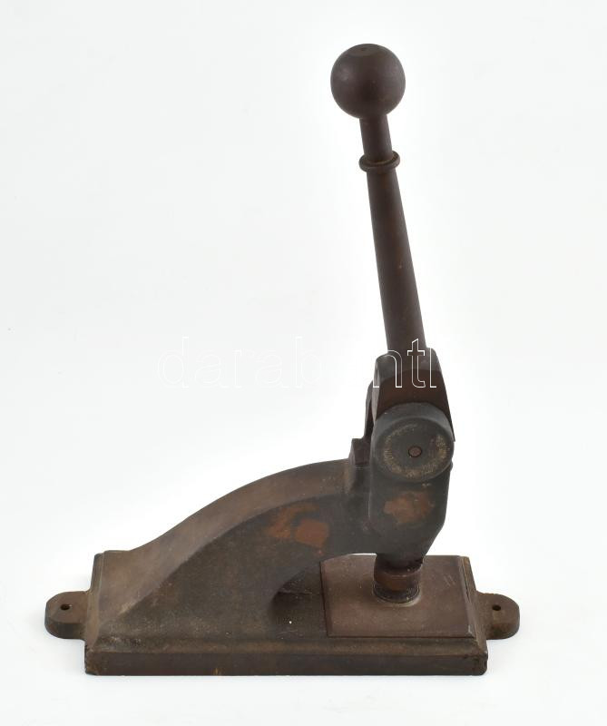 Régi mechanikus prés. Öntöttvas, jelzés nélkül, korának megfelelő, kissé rozsdás állapotban. 31x29x10 cm