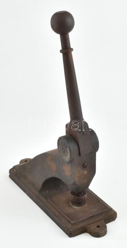 Régi mechanikus prés. Öntöttvas, jelzés nélkül, korának megfelelő, kissé rozsdás állapotban. 31x29x10 cm - Image 2