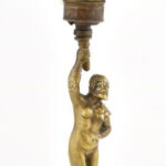 Figurális bronz asztali lámpa, leopárdbőrt viselő, törzsi férfialakkal. Eredeti, részben nyitott ernyővel. Nincs kipróbálva. m: 37 cm