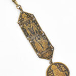 Egyiptomi jelenetekkel díszített fém óralánc, h: 14 cm - Image 2