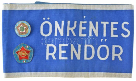1960-1970. '15 Éves Önkéntes Rendőri Szolgálatért' festett, műgyantás szolgálati jelvény (26mm) + 'Önkéntes Rendőr' rátétes, ezüstözött, zománcos állományi jelvény (30x30mm) + 'Önkéntes Rendőr' karszalag T:AU