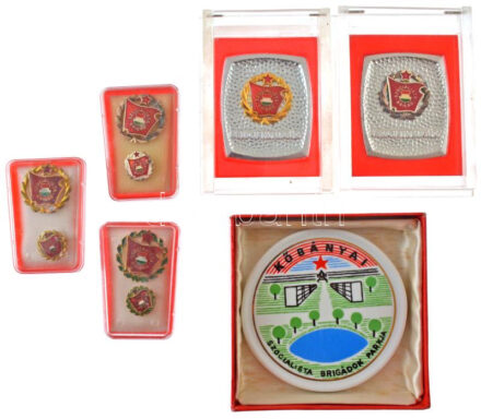 ~1975-1980. 'Szocialista Brigád' arany-, ezüst- és babérkoszorús kitüntető jelvények miniatűrrel, műanyag tokban (3xklf) + 'Szocialista Brigád' arany- és ezüstkoszorús plakett plexi tokban (2xklf) + 'Kőbánya - Szocialista Brigádok