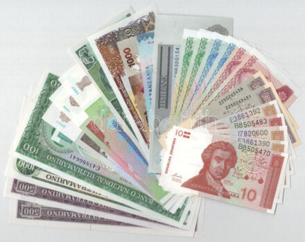 26db-os külföldi bankjegytétel, közte Észtország 2007. 2K, Laosz, Uganda, Tanzánia, Mozambik 1961-1972. 100E-1000E (4xklf, mind fekete 'BANCO DE MOCAMBIQUE' felülbélyegzéssel), Guatemala, Dnyeszter-menti Köztársaság (6db,