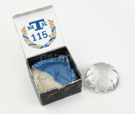 MTK 1888-2003 Ajka kristály üveg levélnehezék, eredeti dobozában, jó állapotban, d: 8,5 cm