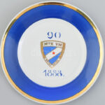 Hollóházi porcelán MTK VM Egyetértés 90 tál, jelzett, kopásnyomokkal, d: 18 cm